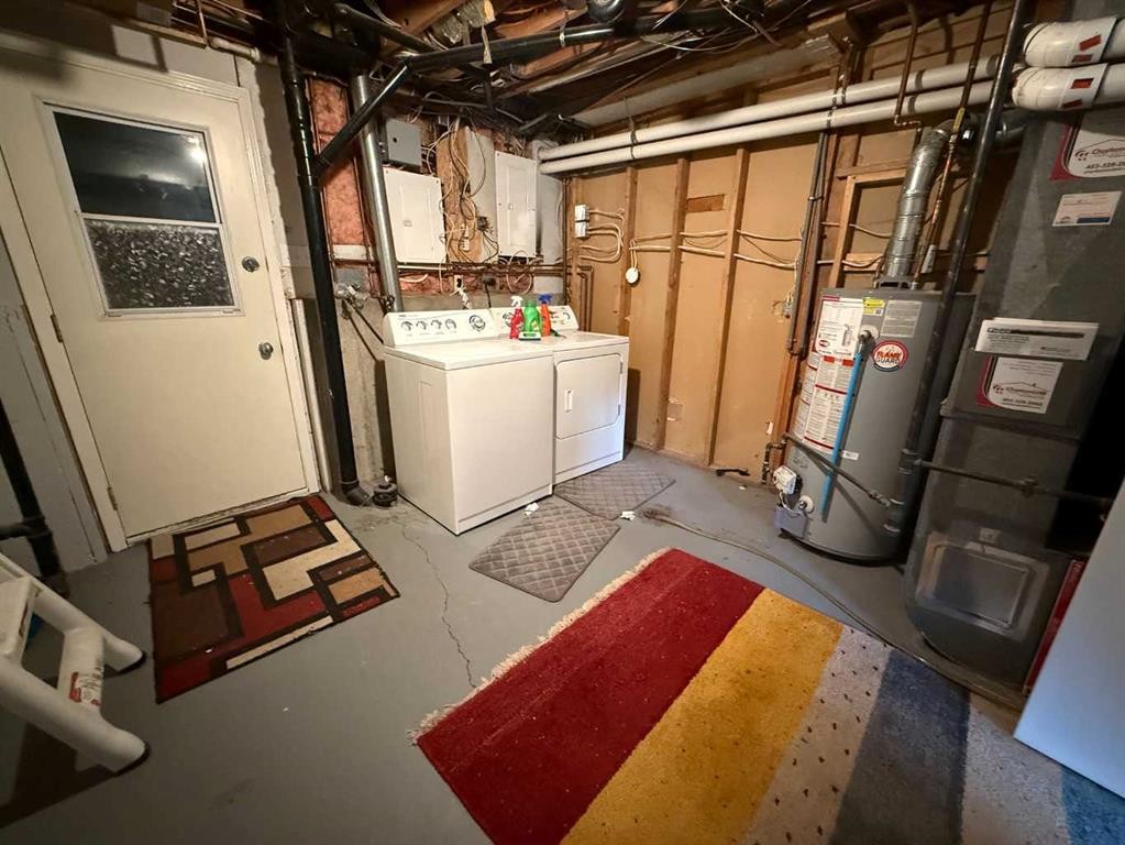 73 Mcgill Boulevard West, Lethbridge, AB - Indoor Photo Showing Laundry Room