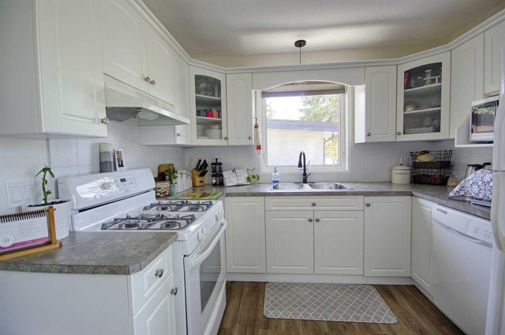 1804 22 Avenue, Coaldale, AB - Indoor Photo Showing Kitchen With Double Sink