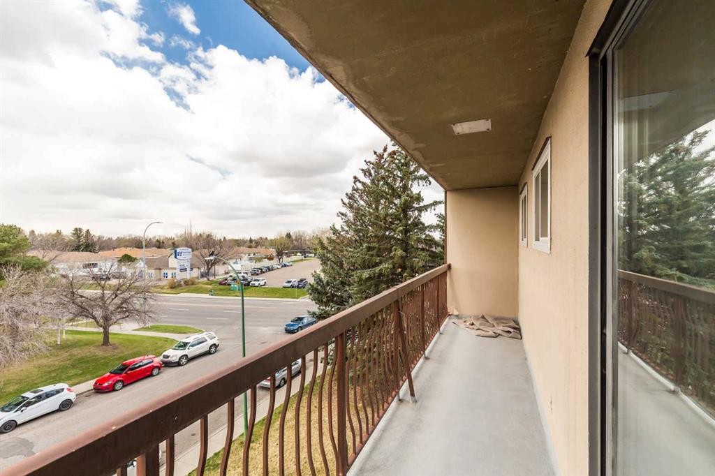 419-5 Berkeley Place West, Lethbridge, AB - Outdoor With View