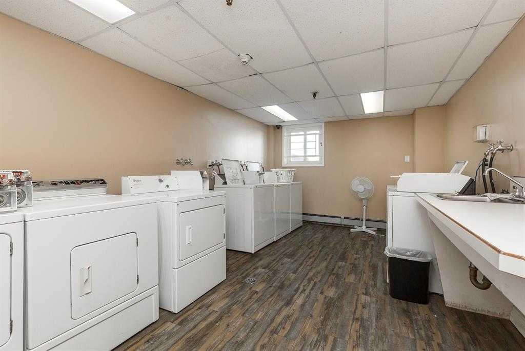 419-5 Berkeley Place West, Lethbridge, AB - Indoor Photo Showing Laundry Room
