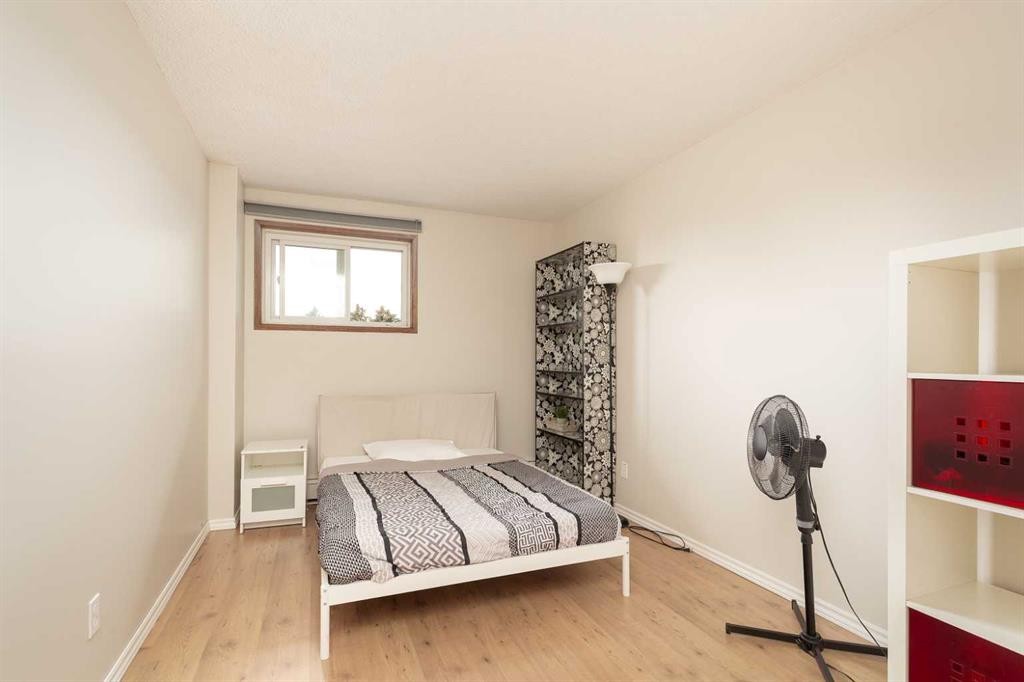 419-5 Berkeley Place West, Lethbridge, AB - Indoor Photo Showing Bedroom