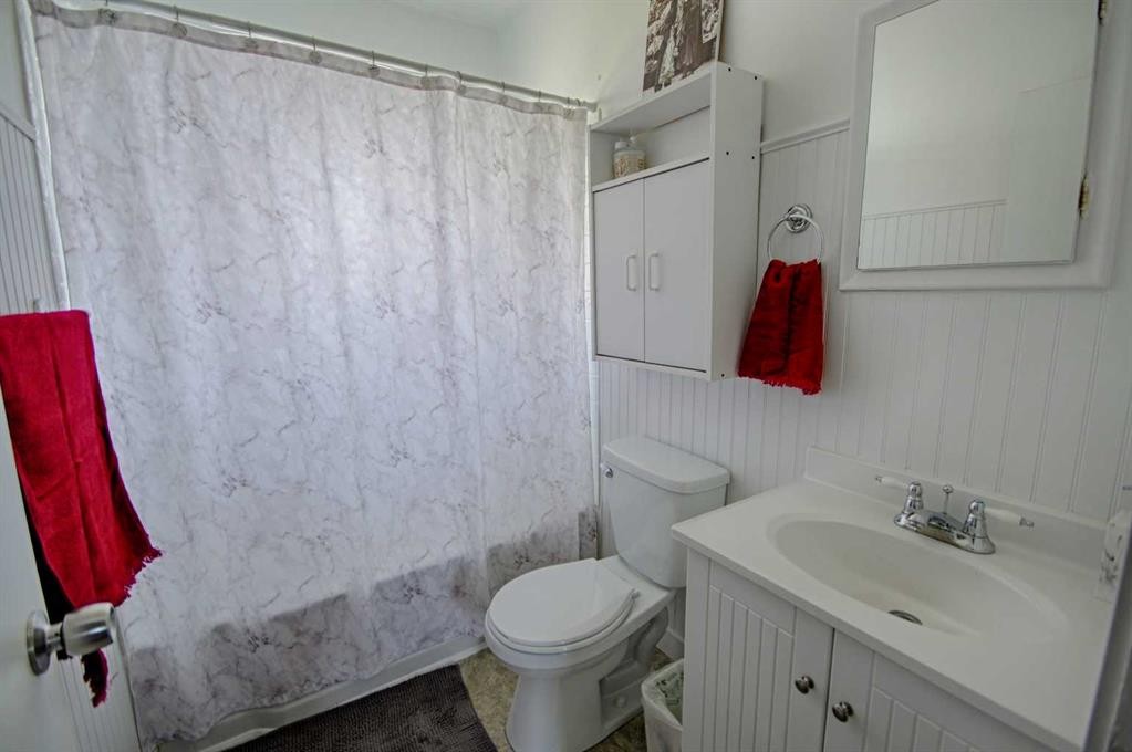 4925 53 Avenue, Taber, AB - Indoor Photo Showing Bathroom