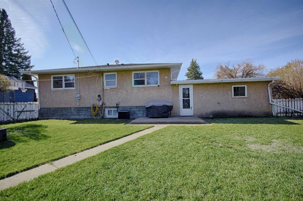 4925 53 Avenue, Taber, AB - Outdoor