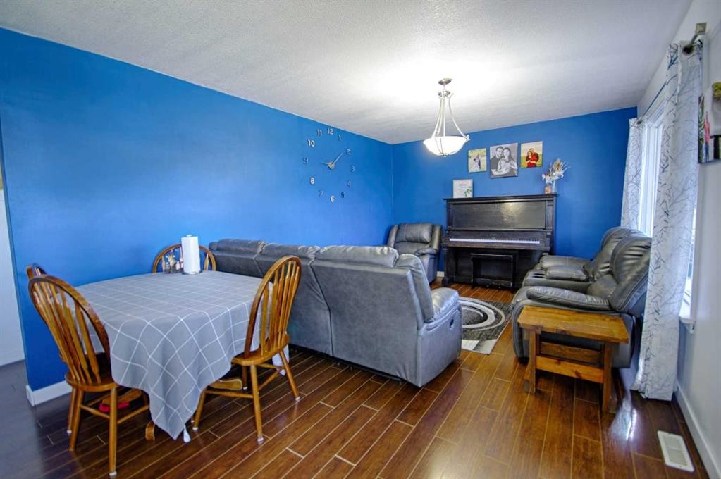 4925 53 Avenue, Taber, AB - Indoor With Fireplace