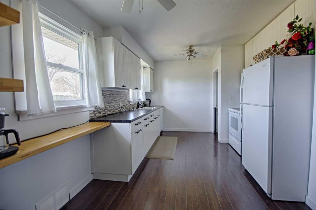 4925 53 Avenue, Taber, AB - Indoor Photo Showing Kitchen