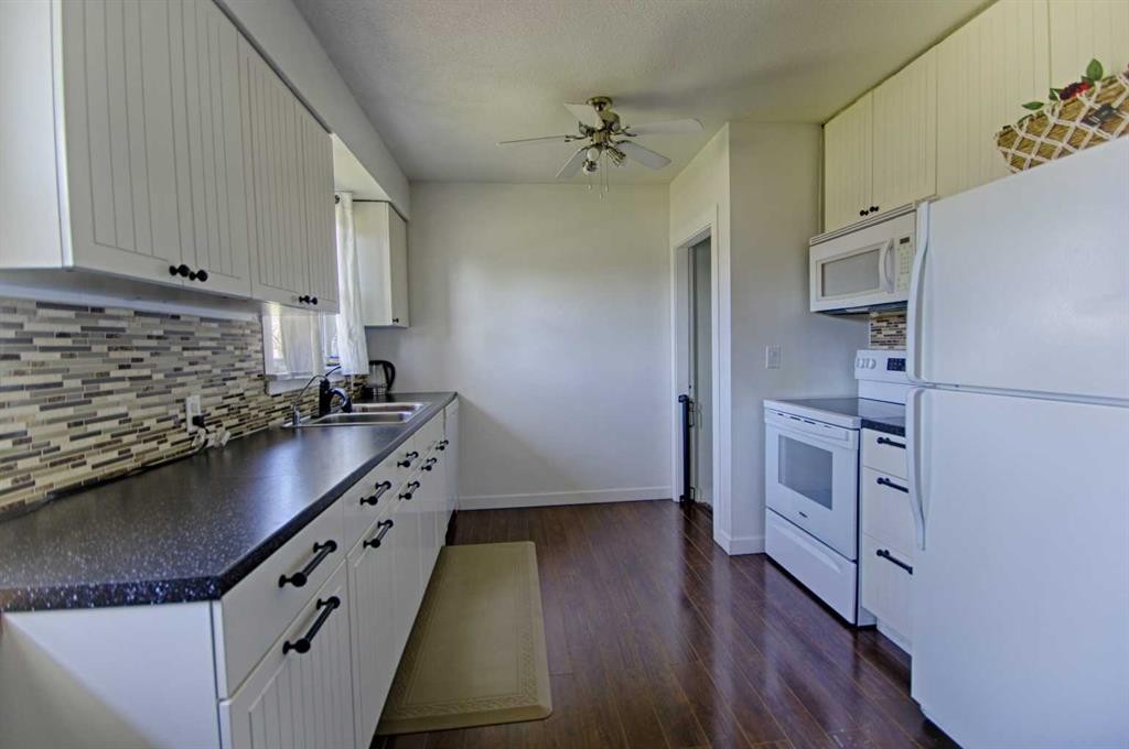 4925 53 Avenue, Taber, AB - Indoor Photo Showing Kitchen
