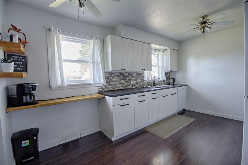 4925 53 Avenue, Taber, AB - Indoor Photo Showing Kitchen