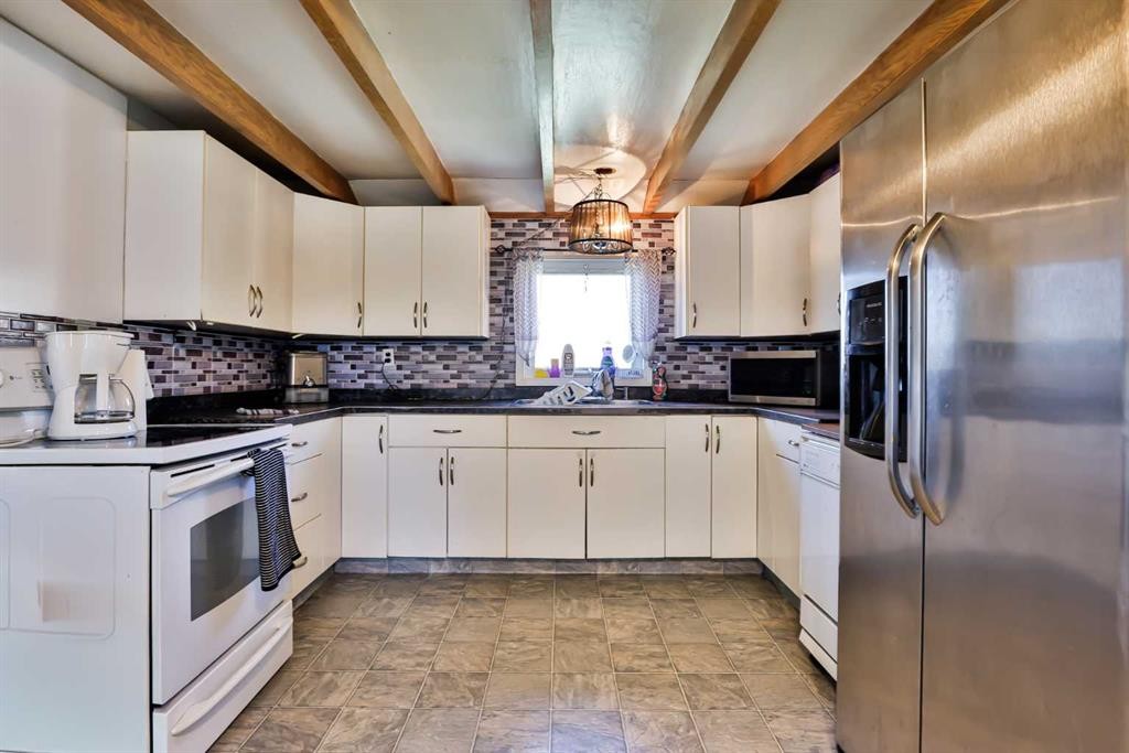 209 3 Avenue, Warner, AB - Indoor Photo Showing Kitchen With Double Sink