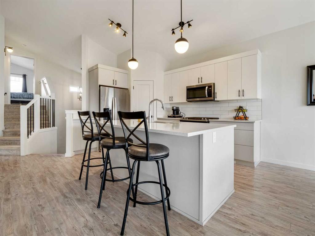 1373 Pacific Circle West, Lethbridge, AB - Indoor Photo Showing Kitchen With Upgraded Kitchen