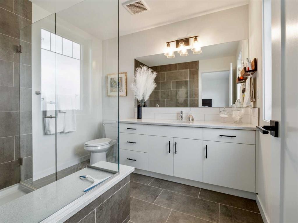 1373 Pacific Circle West, Lethbridge, AB - Indoor Photo Showing Bathroom