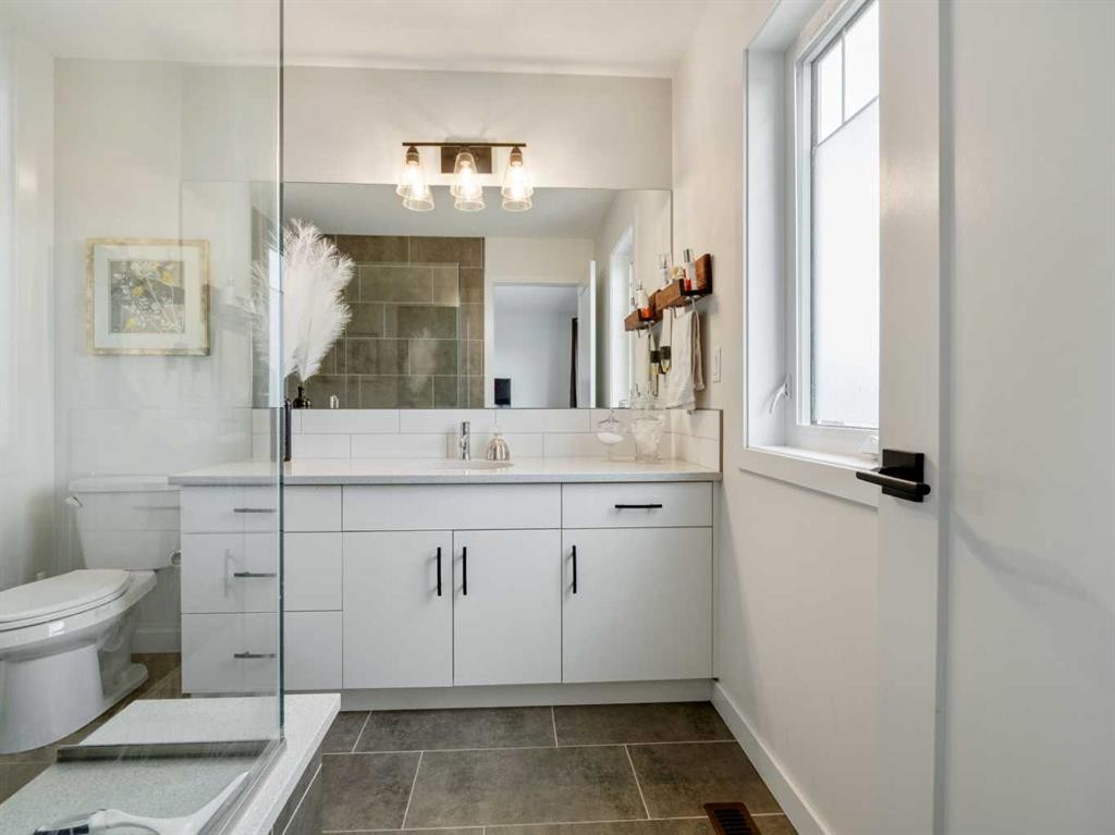 1373 Pacific Circle West, Lethbridge, AB - Indoor Photo Showing Bathroom