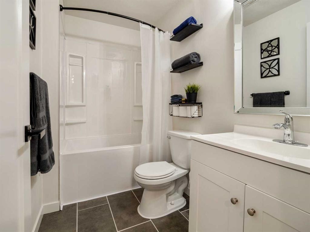1373 Pacific Circle West, Lethbridge, AB - Indoor Photo Showing Bathroom