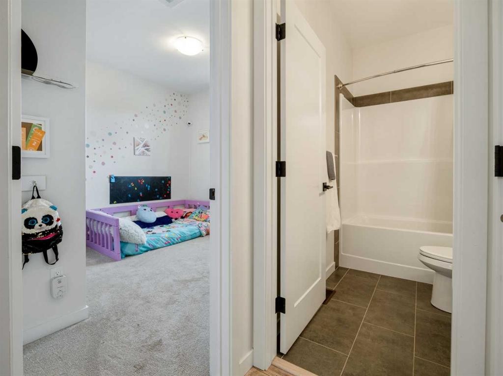 1373 Pacific Circle West, Lethbridge, AB - Indoor Photo Showing Bathroom