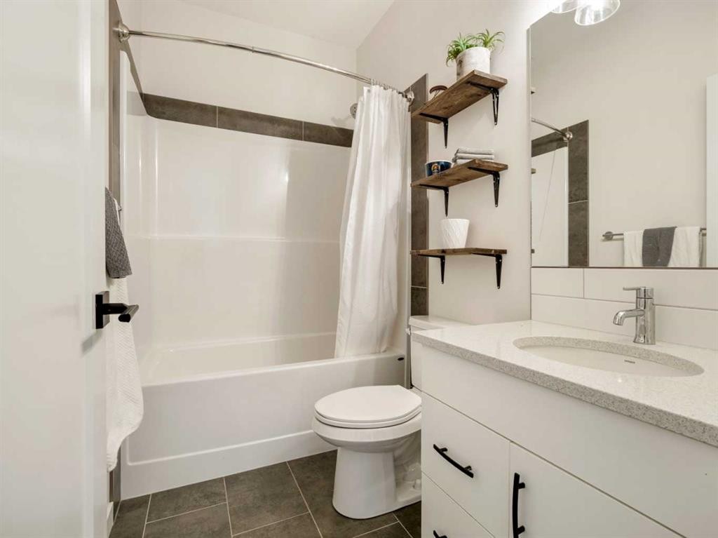 1373 Pacific Circle West, Lethbridge, AB - Indoor Photo Showing Bathroom