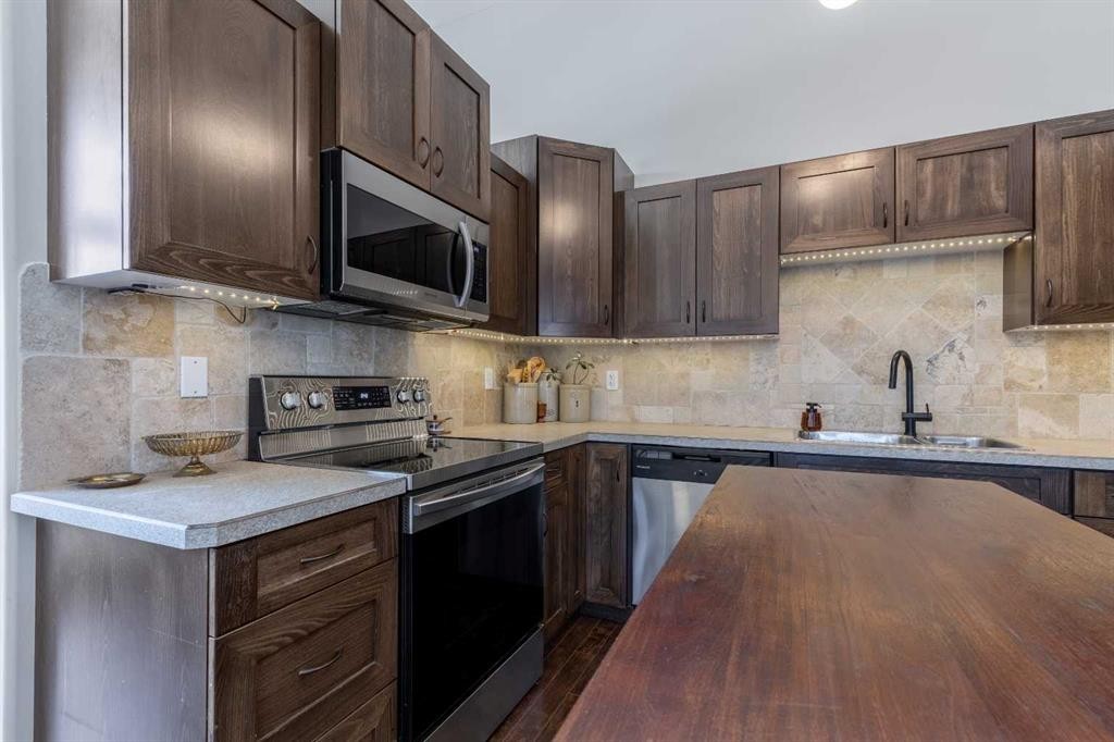 5-16 Sunridge Boulevard West, Lethbridge, AB - Indoor Photo Showing Kitchen With Upgraded Kitchen