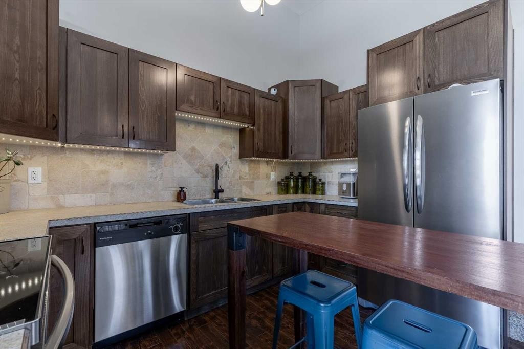 5-16 Sunridge Boulevard West, Lethbridge, AB - Indoor Photo Showing Kitchen