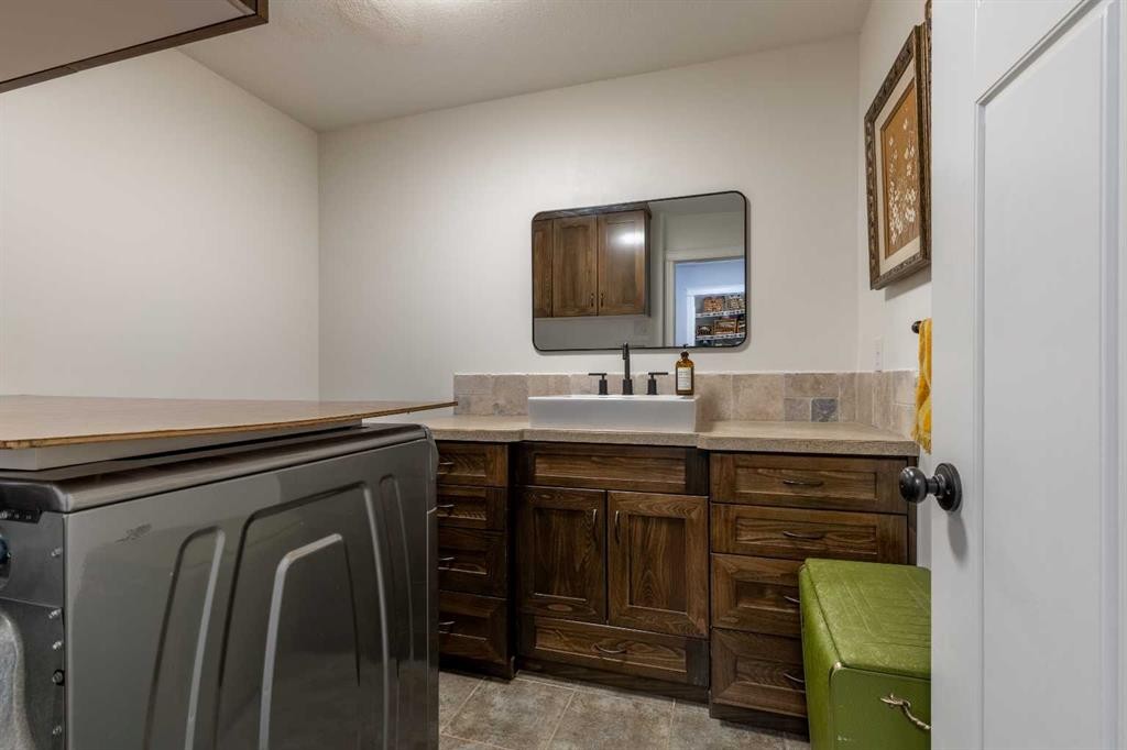 5-16 Sunridge Boulevard West, Lethbridge, AB - Indoor Photo Showing Bathroom