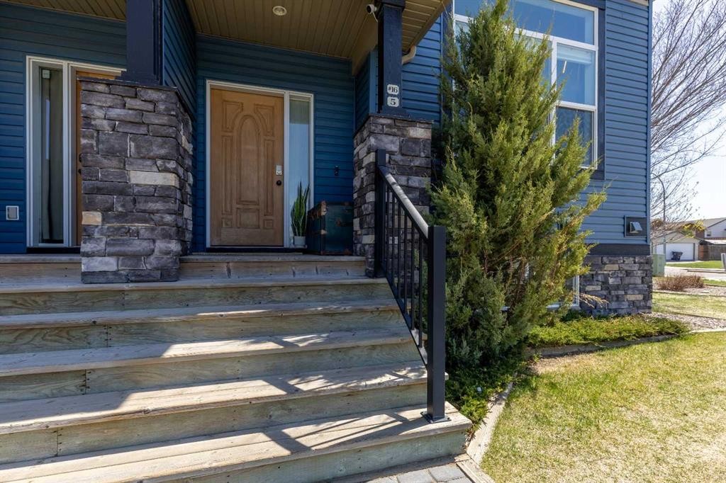 5-16 Sunridge Boulevard West, Lethbridge, AB - Outdoor