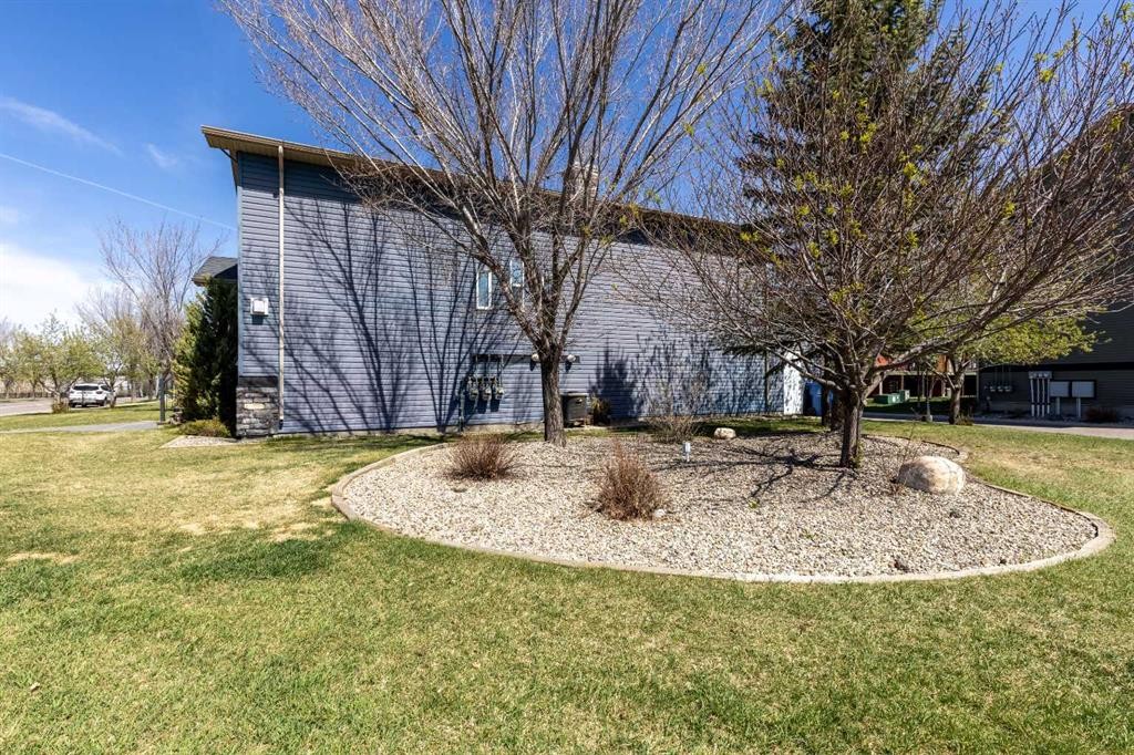 5-16 Sunridge Boulevard West, Lethbridge, AB - Outdoor