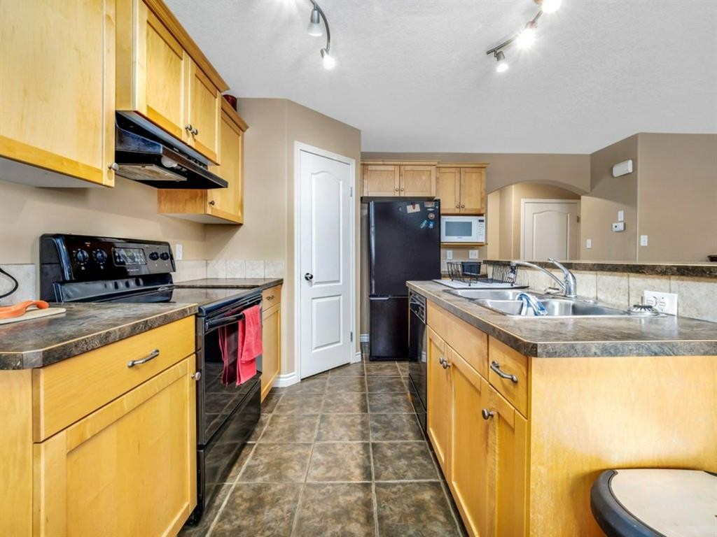 689 Blackfoot Terrace West, Lethbridge, AB - Indoor Photo Showing Kitchen With Double Sink