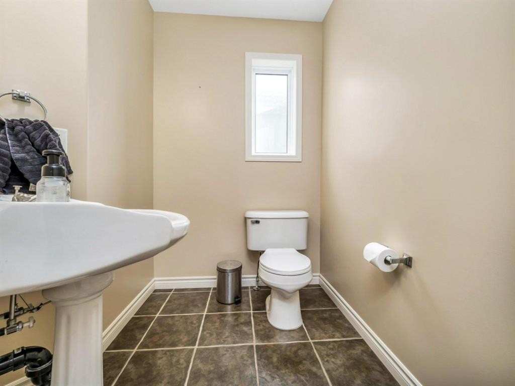 689 Blackfoot Terrace West, Lethbridge, AB - Indoor Photo Showing Bathroom