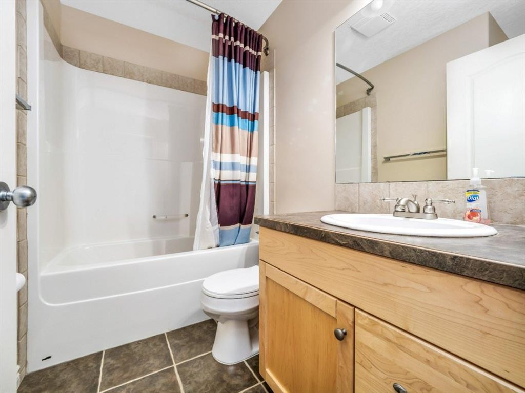 689 Blackfoot Terrace West, Lethbridge, AB - Indoor Photo Showing Bathroom