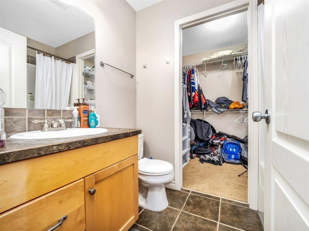 689 Blackfoot Terrace West, Lethbridge, AB - Indoor Photo Showing Bathroom