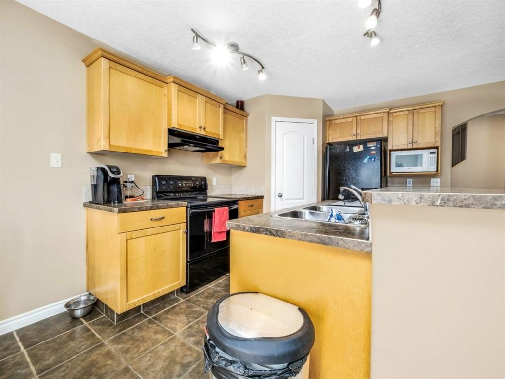 689 Blackfoot Terrace West, Lethbridge, AB - Indoor Photo Showing Kitchen With Double Sink