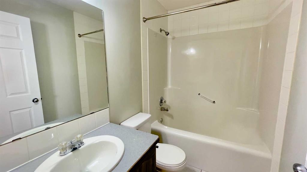 34 Blackfoot Road West, Lethbridge, AB - Indoor Photo Showing Bathroom
