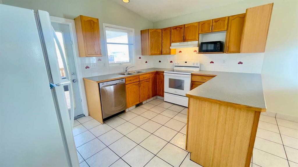 34 Blackfoot Road West, Lethbridge, AB - Indoor Photo Showing Kitchen With Double Sink