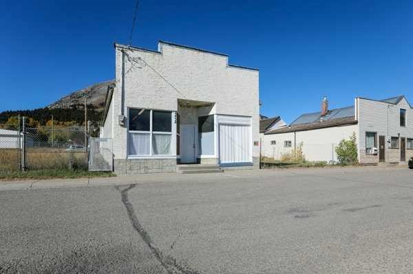 22720, 22718 8 Avenue, Hillcrest, AB - Outdoor