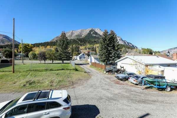 22720, 22718 8 Avenue, Hillcrest, AB - Outdoor