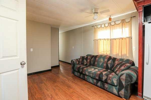 22720, 22718 8 Avenue, Hillcrest, AB - Indoor