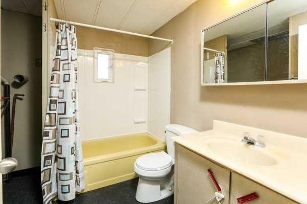 22720, 22718 8 Avenue, Hillcrest, AB - Indoor Photo Showing Bathroom