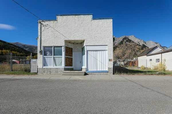 22720, 22718 8 Avenue, Hillcrest, AB - Outdoor