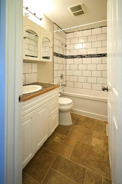 2501 13 Avenue North, Lethbridge, AB - Indoor Photo Showing Bathroom