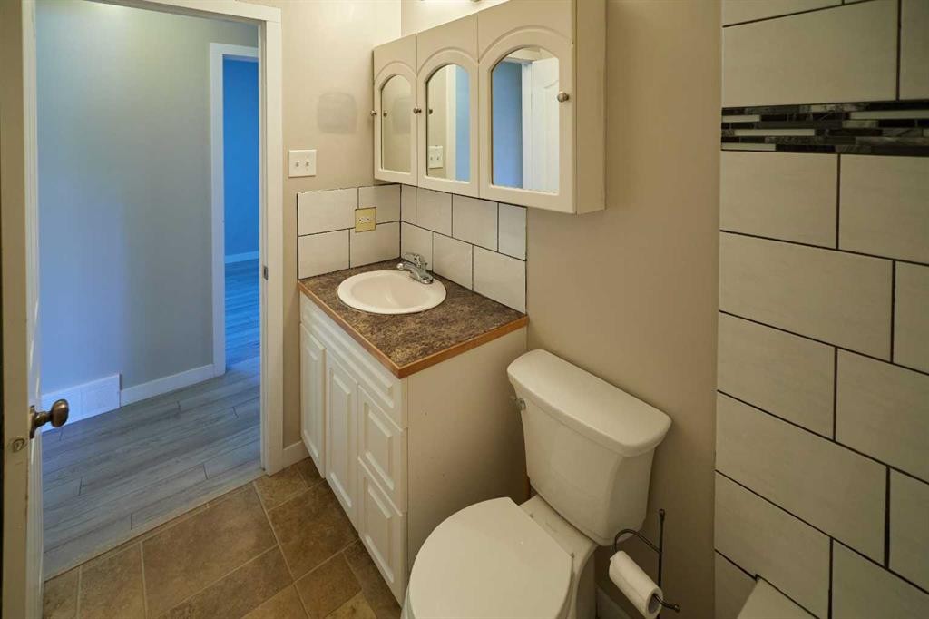 2501 13 Avenue North, Lethbridge, AB - Indoor Photo Showing Bathroom