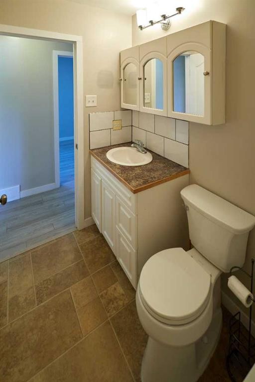 2501 13 Avenue North, Lethbridge, AB - Indoor Photo Showing Bathroom