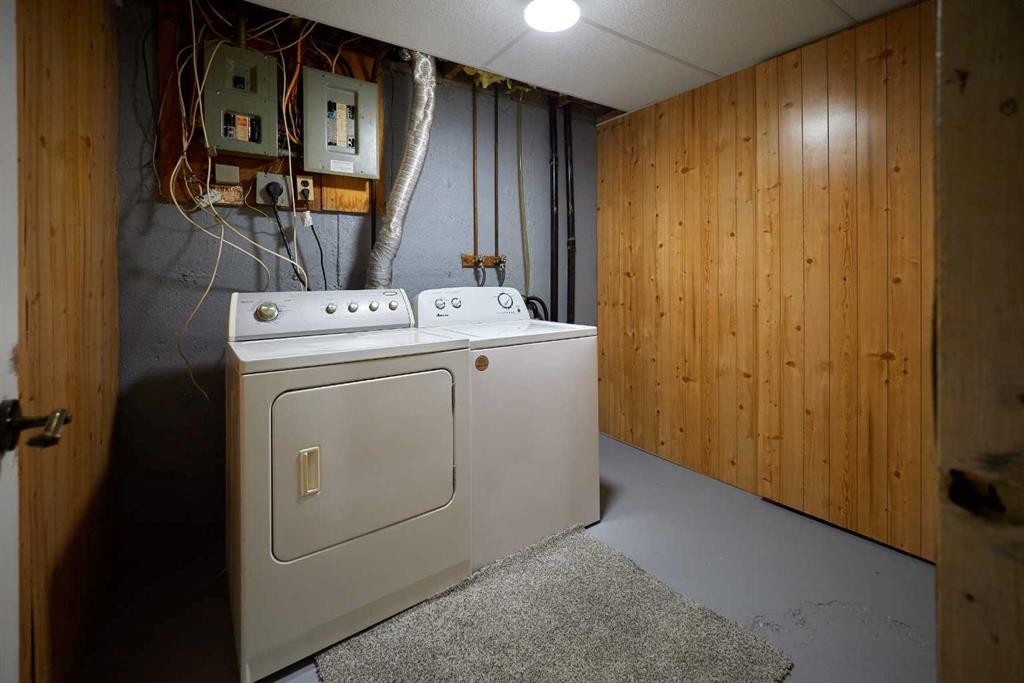 2501 13 Avenue North, Lethbridge, AB - Indoor Photo Showing Laundry Room