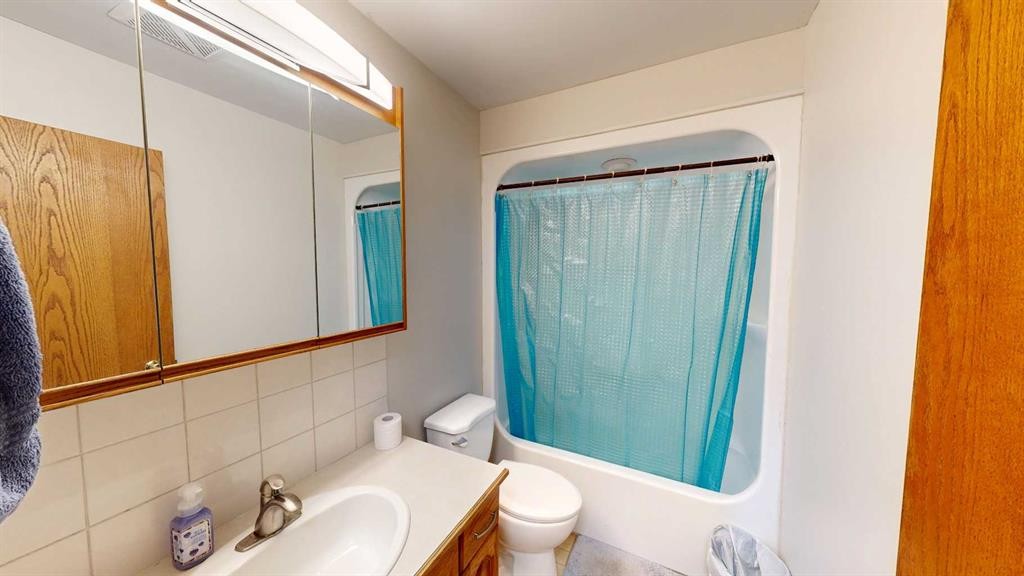 2119 17A Avenue, Coaldale, AB - Indoor Photo Showing Bathroom