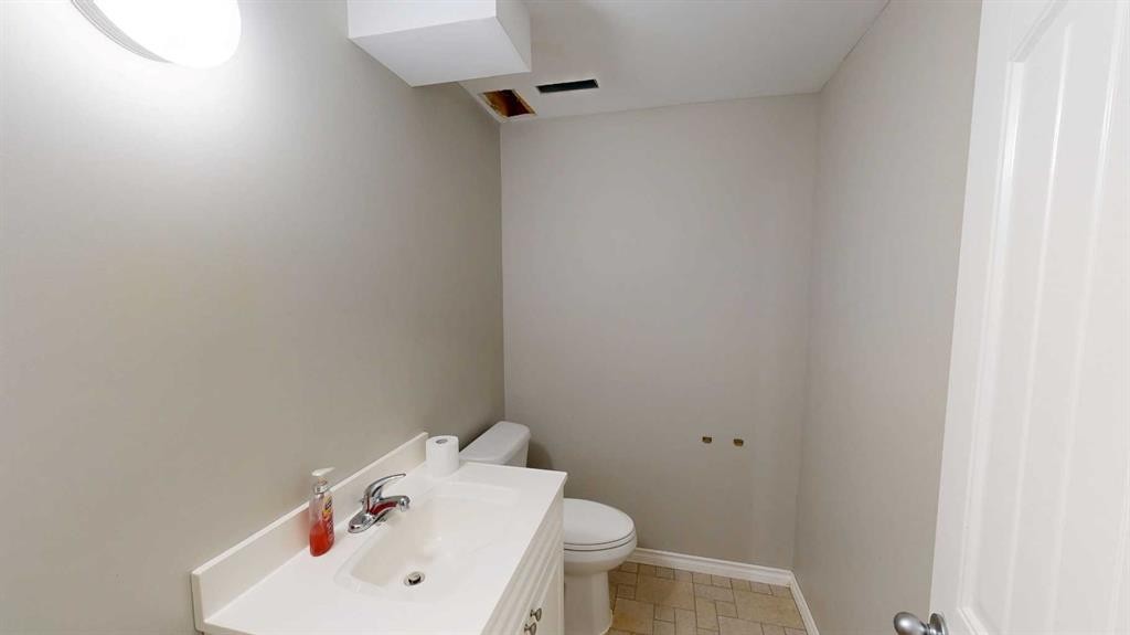 2119 17A Avenue, Coaldale, AB - Indoor Photo Showing Bathroom