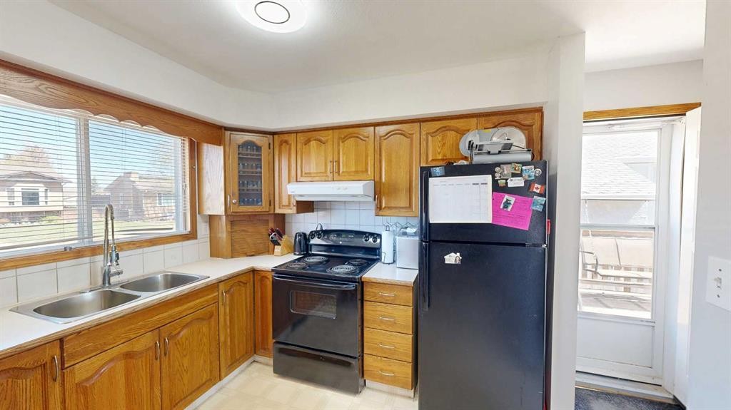2119 17A Avenue, Coaldale, AB - Indoor Photo Showing Kitchen With Double Sink