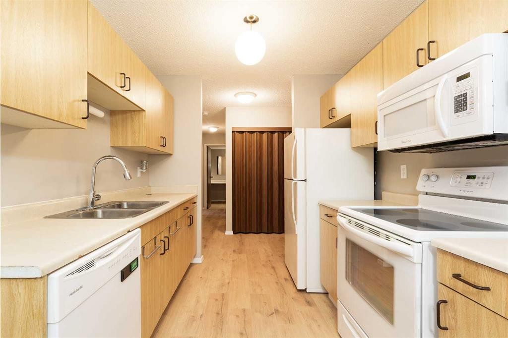 109-85 Foxbend Crescent North, Lethbridge, AB - Indoor Photo Showing Kitchen With Double Sink
