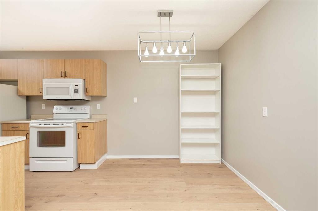 109-85 Foxbend Crescent North, Lethbridge, AB - Indoor Photo Showing Kitchen