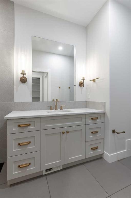 550 Malahat Green West, Lethbridge, AB - Indoor Photo Showing Bathroom
