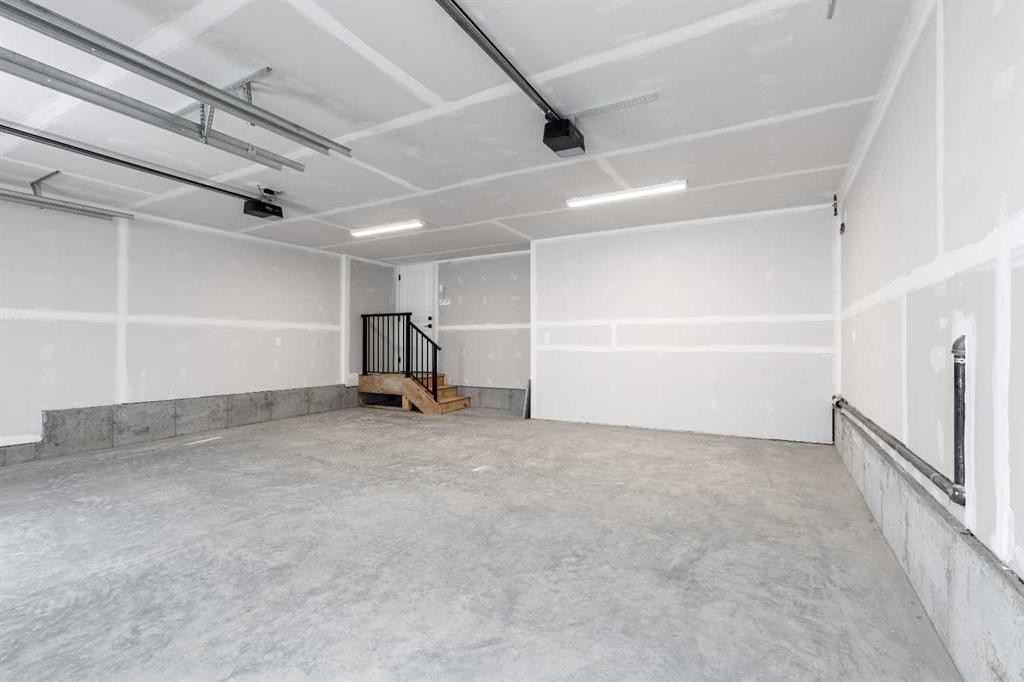 550 Malahat Green West, Lethbridge, AB - Indoor Photo Showing Garage