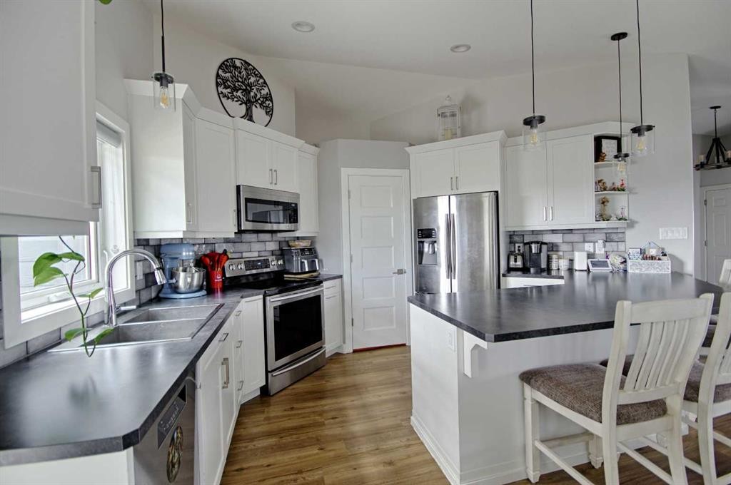 807 Sunset Place, Picture Butte, AB - Indoor Photo Showing Kitchen With Upgraded Kitchen
