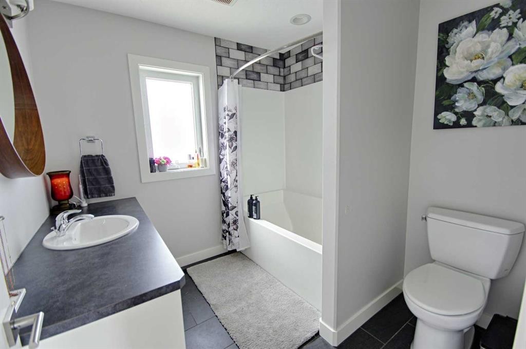 807 Sunset Place, Picture Butte, AB - Indoor Photo Showing Bathroom