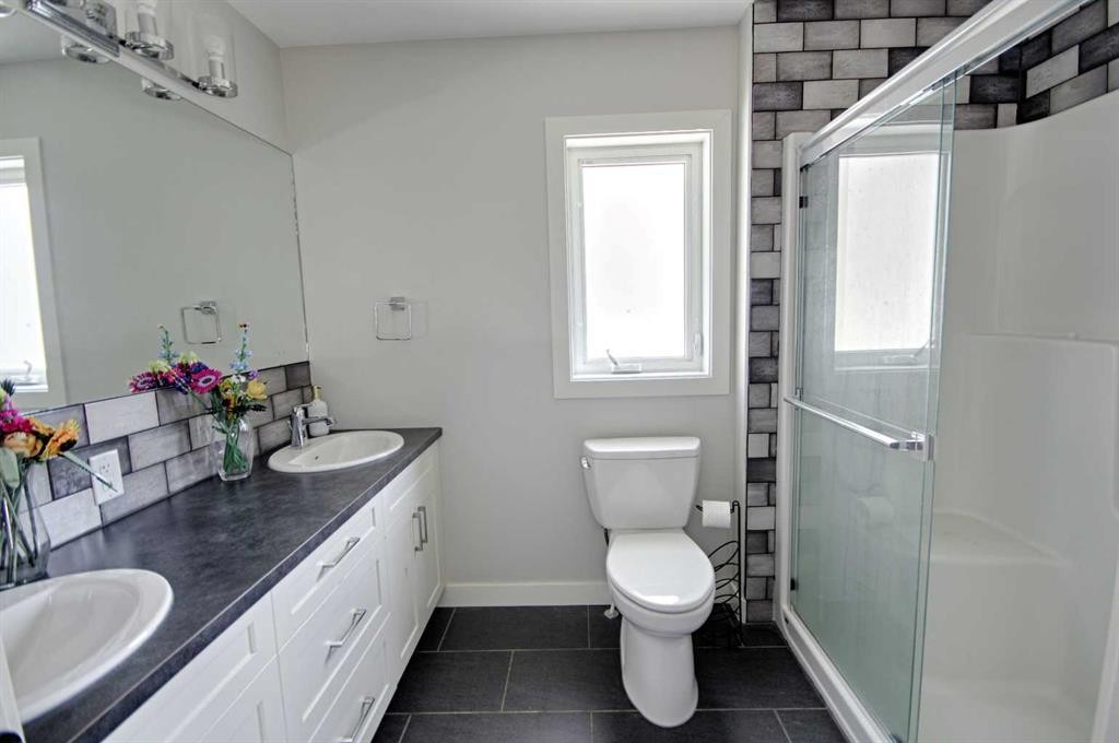 807 Sunset Place, Picture Butte, AB - Indoor Photo Showing Bathroom