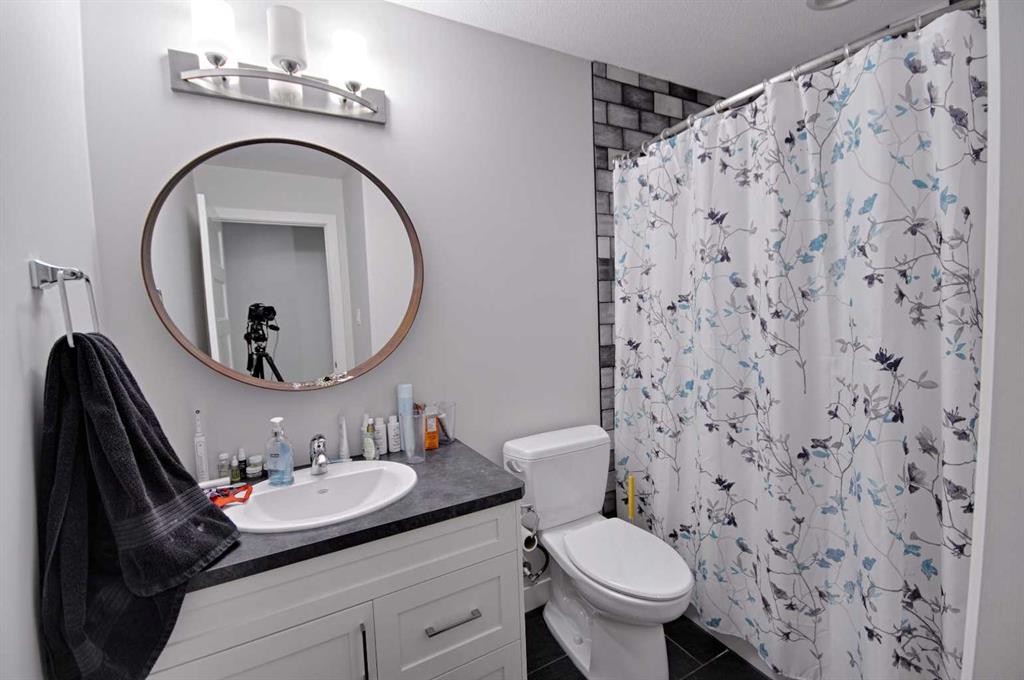 807 Sunset Place, Picture Butte, AB - Indoor Photo Showing Bathroom